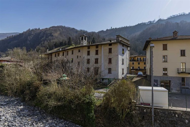 Zogno Ambria, porzione di casa storica con giardino privato Zogno