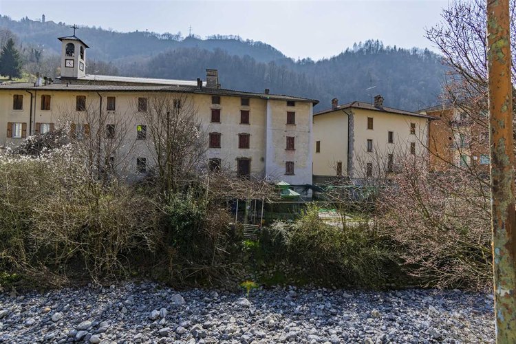 Zogno vendesi plurilocale inserito in piccola casetta storica Zogno