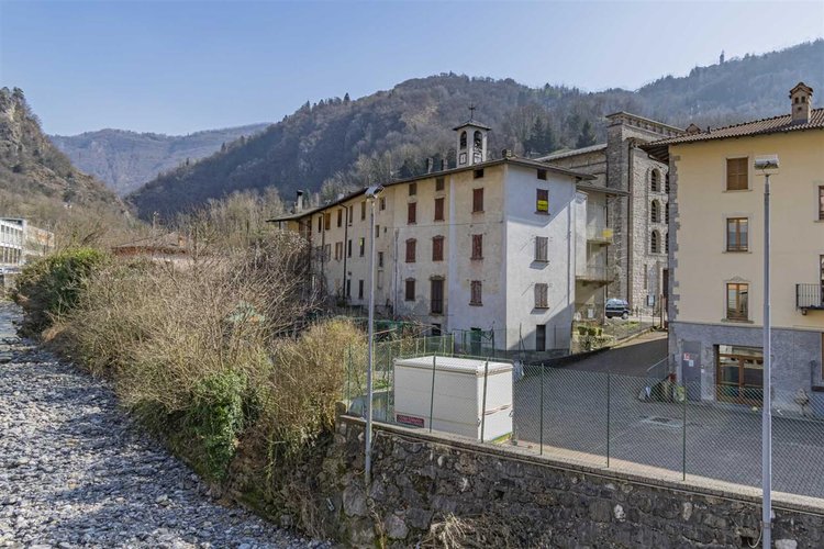 Zogno Ambria, porzione di casa storica con giardino privato Zogno