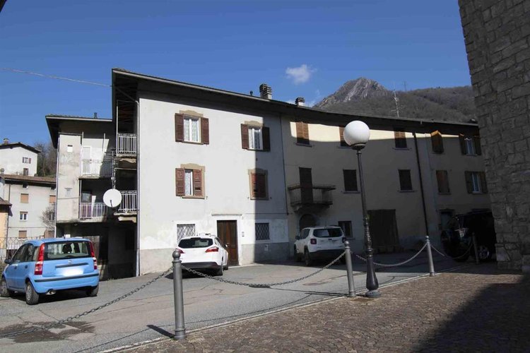 Zogno Ambria, porzione di casa storica con giardino privato