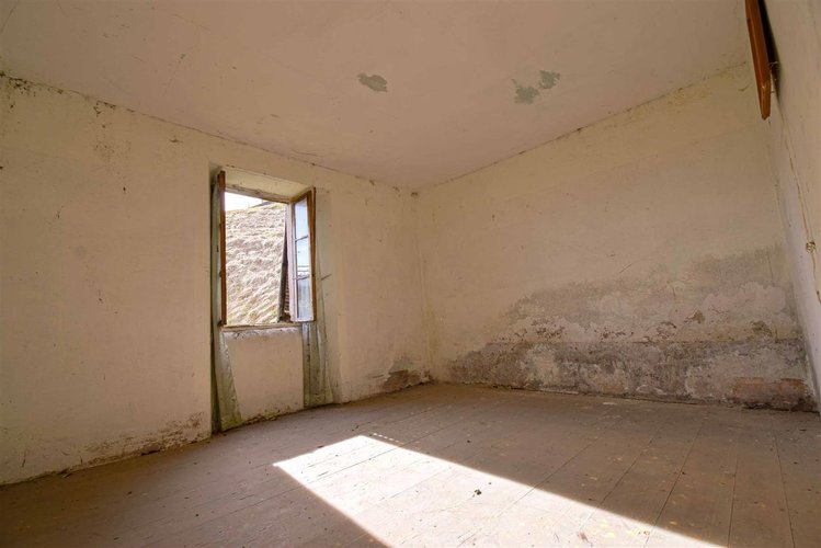 Santa Brigida casetta rustica contadina di testa con giardino privato Santa Brigida