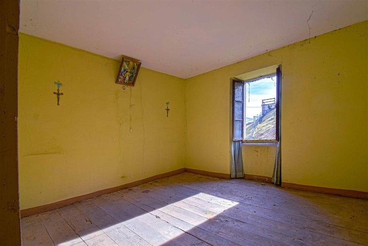 Santa Brigida casetta rustica contadina di testa con giardino privato Santa Brigida