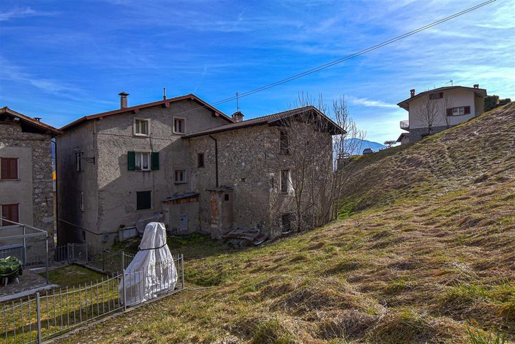 Santa Brigida casetta rustica contadina di testa con giardino privato Santa Brigida