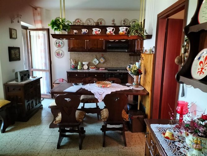 Serina, a pochi passi dal centro, grazioso bilocale balconato con cantina e box auto Serina