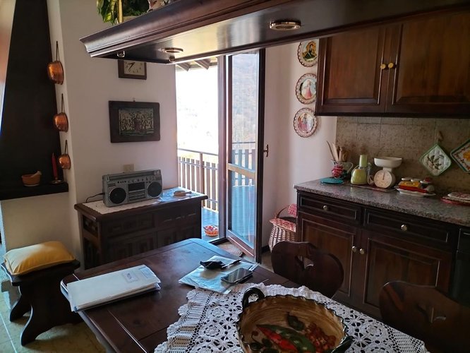 Serina, a pochi passi dal centro, grazioso bilocale balconato con cantina e box auto