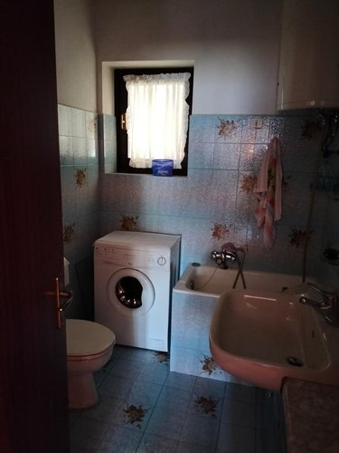 Serina, a pochi passi dal centro, grazioso bilocale balconato con cantina e box auto Serina