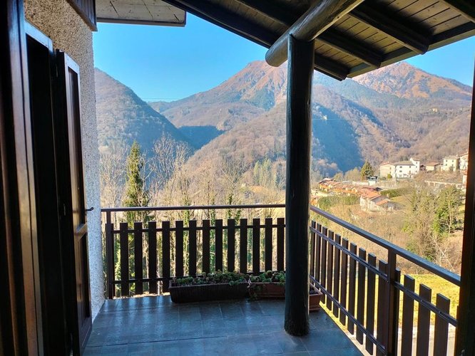 Serina, a pochi passi dal centro, grazioso bilocale balconato con cantina e box auto Serina