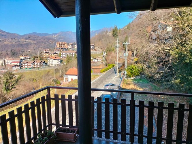 Serina, a pochi passi dal centro, grazioso bilocale balconato con cantina e box auto Serina