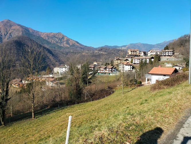 Serina, a pochi passi dal centro, grazioso bilocale balconato con cantina e box auto Serina