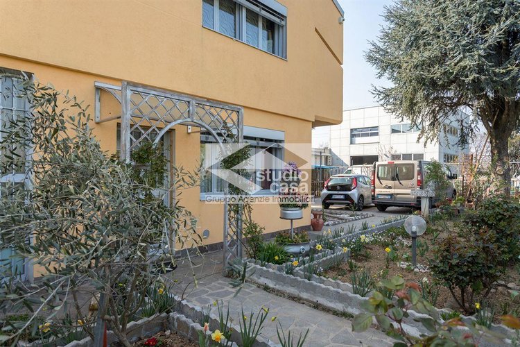 VILLA INDIPENDENTE CON AMPIO GIARDINO A VERDELLO Verdello