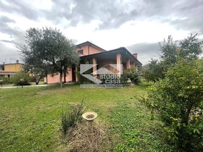 VILLA immersa nel verde con ampi spazi per voi e la vostra famiglia? Lurano