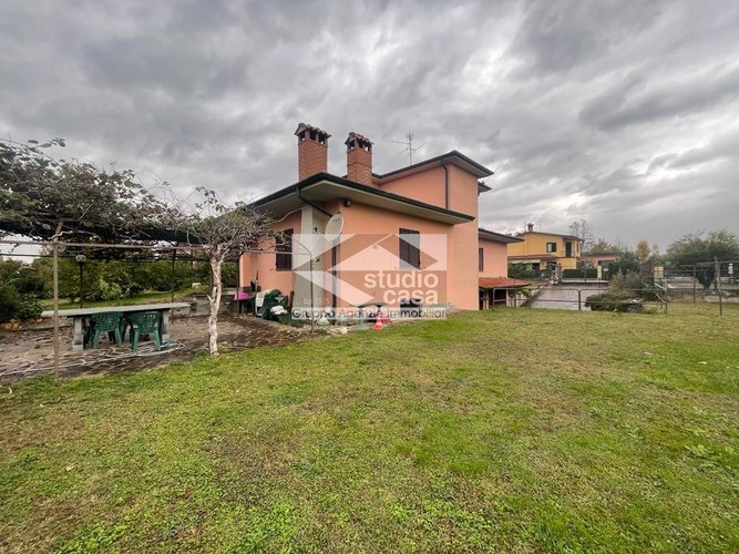 VILLA immersa nel verde con ampi spazi per voi e la vostra famiglia? Lurano