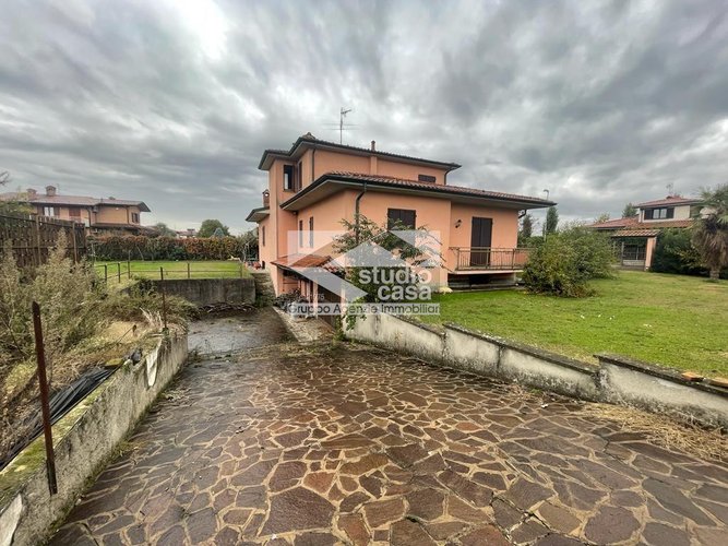 VILLA immersa nel verde con ampi spazi per voi e la vostra famiglia? Lurano