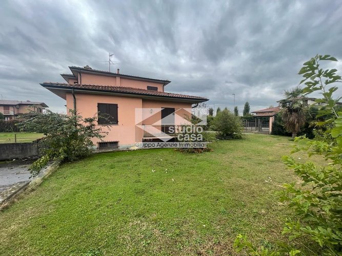 VILLA immersa nel verde con ampi spazi per voi e la vostra famiglia? Lurano