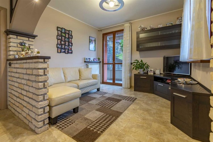 Sedrina, vicino al centro, adorabile trilocale con box auto. Cornalba