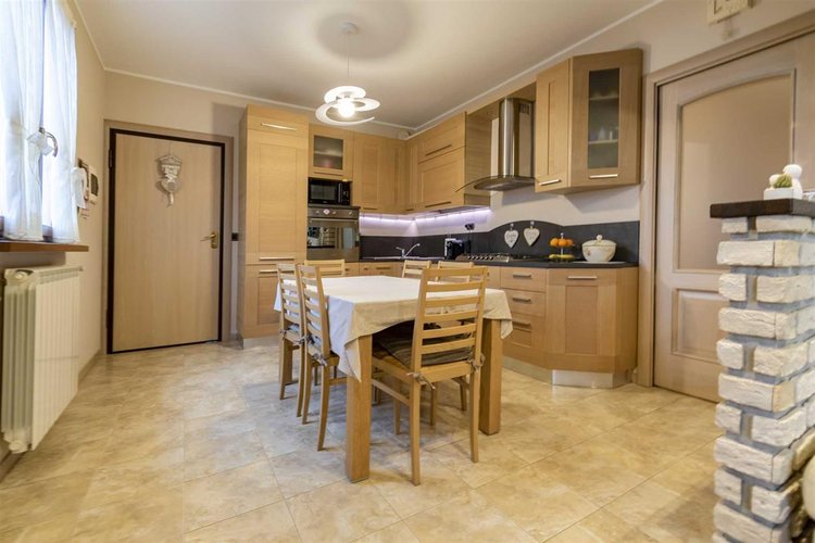 Sedrina, vicino al centro, adorabile trilocale con box auto. Cornalba