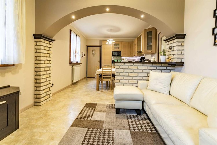 Sedrina, vicino al centro, adorabile trilocale con box auto. Cornalba