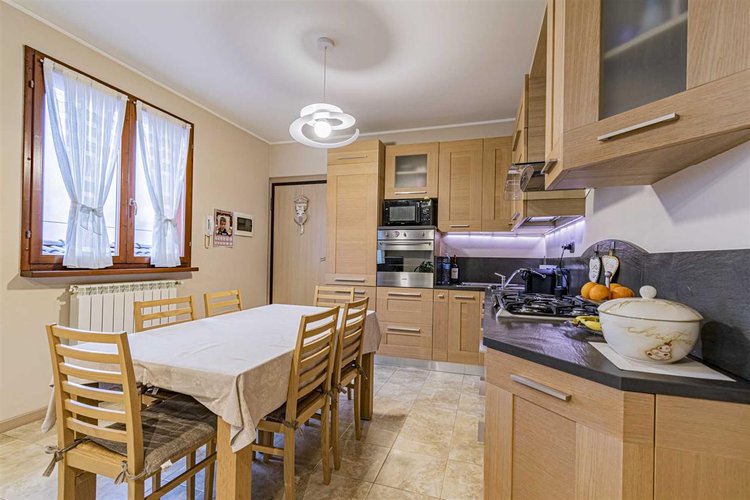 Sedrina, vicino al centro, adorabile trilocale con box auto. Cornalba