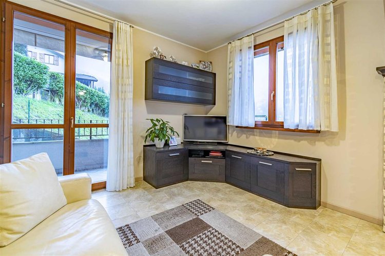 Sedrina, vicino al centro, adorabile trilocale con box auto. Cornalba