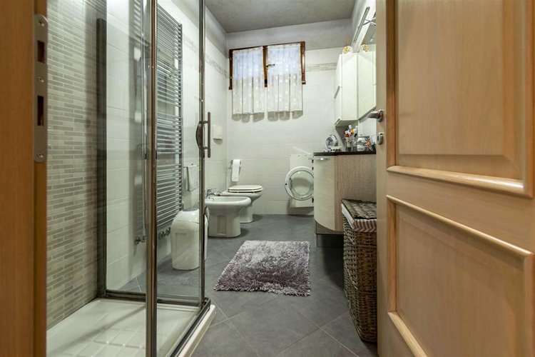 Sedrina, vicino al centro, adorabile trilocale con box auto. Cornalba