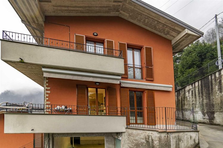 Sedrina, vicino al centro, adorabile trilocale con box auto. Cornalba