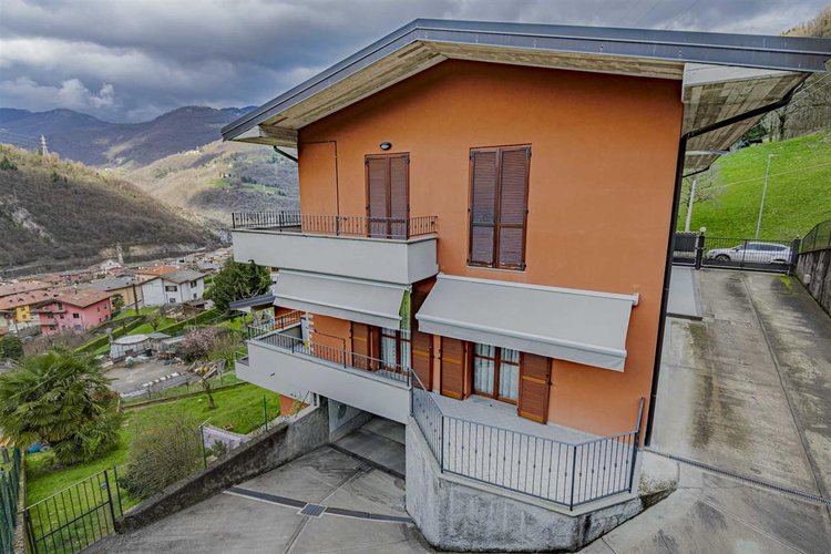 Sedrina, vicino al centro, adorabile trilocale con box auto. Cornalba