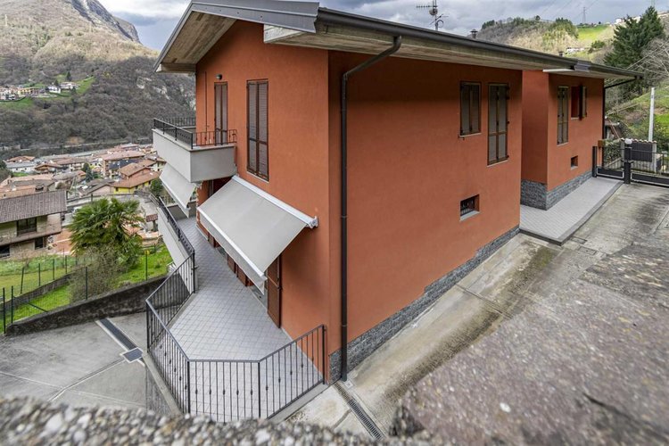 Sedrina, vicino al centro, adorabile trilocale con box auto. Cornalba