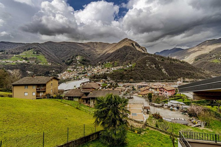 Sedrina, vicino al centro, adorabile trilocale con box auto. Cornalba