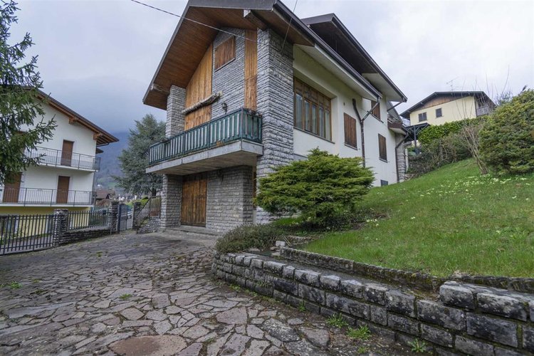 Serina esclusiva villa singola con box auto Serina