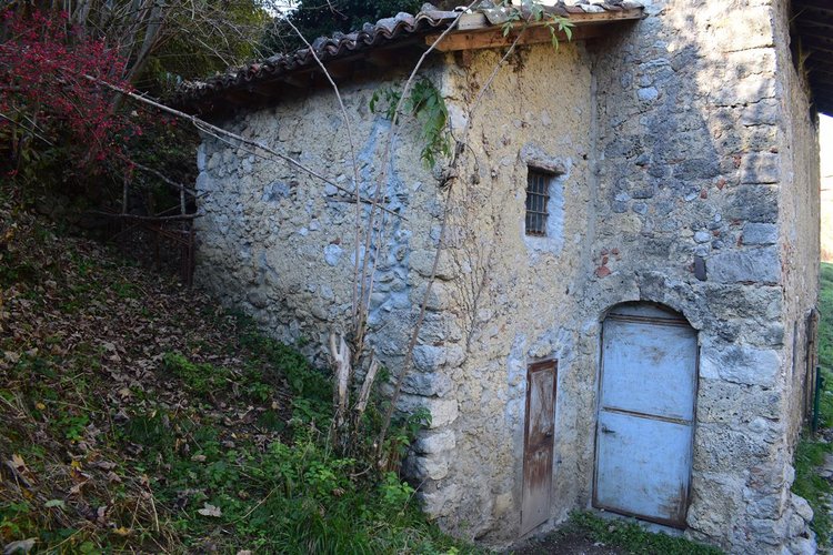 Serina, immerso nel verde, porzione di rustico con terreno Serina