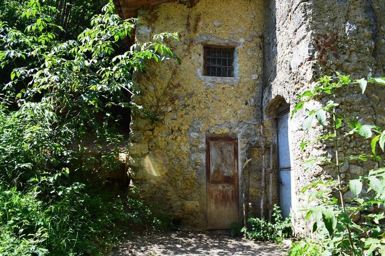 Serina, immerso nel verde, porzione di rustico con terreno Serina