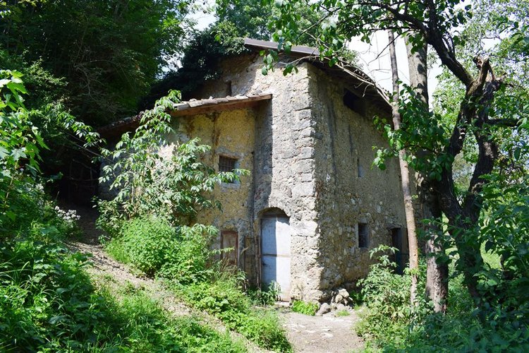 Serina, immerso nel verde, porzione di rustico con terreno Serina