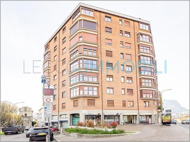 NEGOZIO VIA BOVARA 53