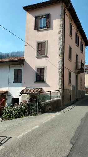 Serina, centralissimo trilocale con praticabile sottotetto Serina