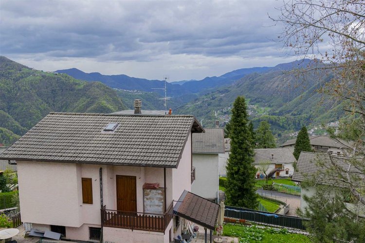 Costa Serina, con vista paradisiaca, casa d'epoca con giardino Costa Serina