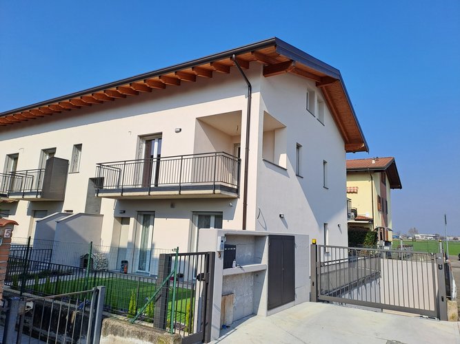 APPARTAMENTO IN VILLA 4 UNITA' Calcinate