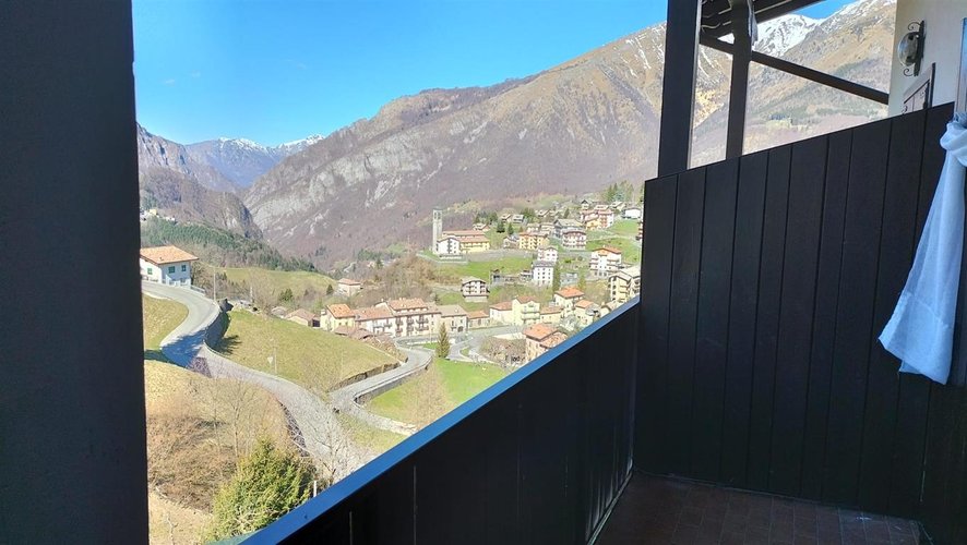 Oltre il Colle-Zambla Bassa, imperdibile soleggiato bilocale balconato con box auto Oltre il Colle