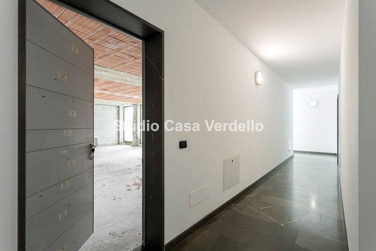 VERDELLO – Ampio appartamento al rustico, personalizzabile, a due passi dalla stazione