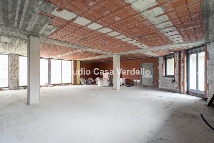 Immobile di 130 mq al rustico in elegante contesto residenziale e commerciale Verdello