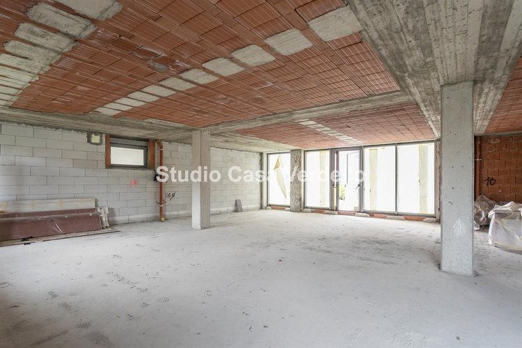 Immobile di 130 mq al rustico in elegante contesto residenziale e commerciale Verdello