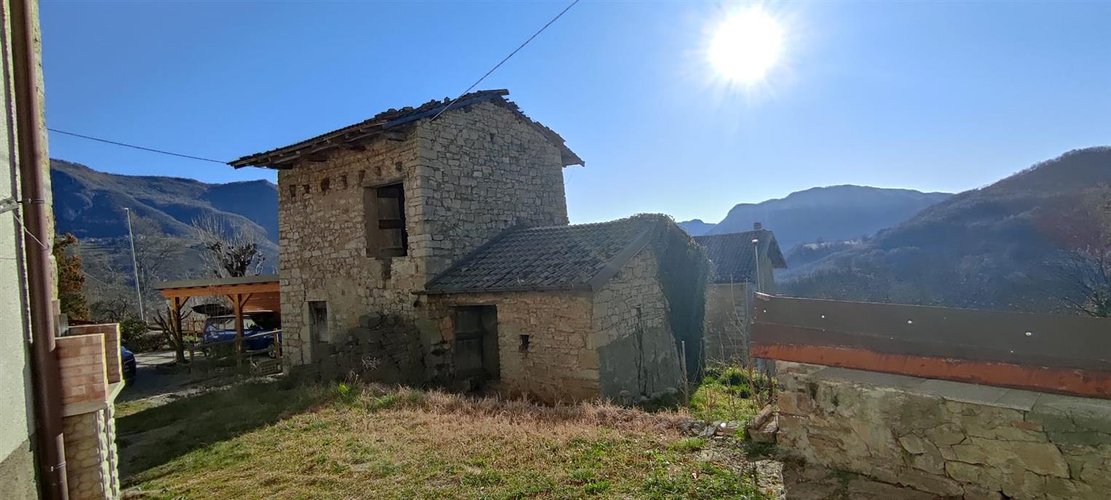 Blello porzione di rustico in piccolo borghetto montano