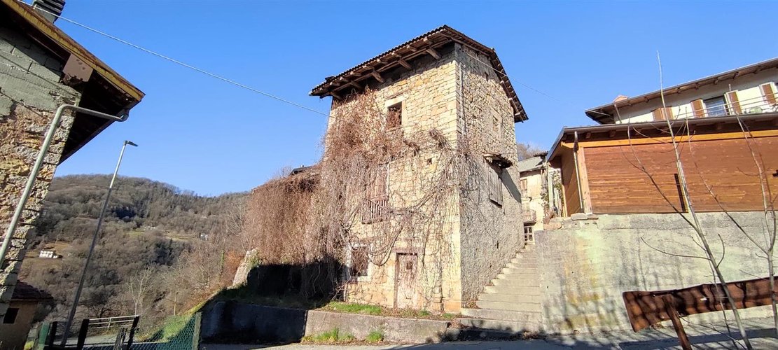 Blello porzione di rustico in piccolo borghetto montano Blello