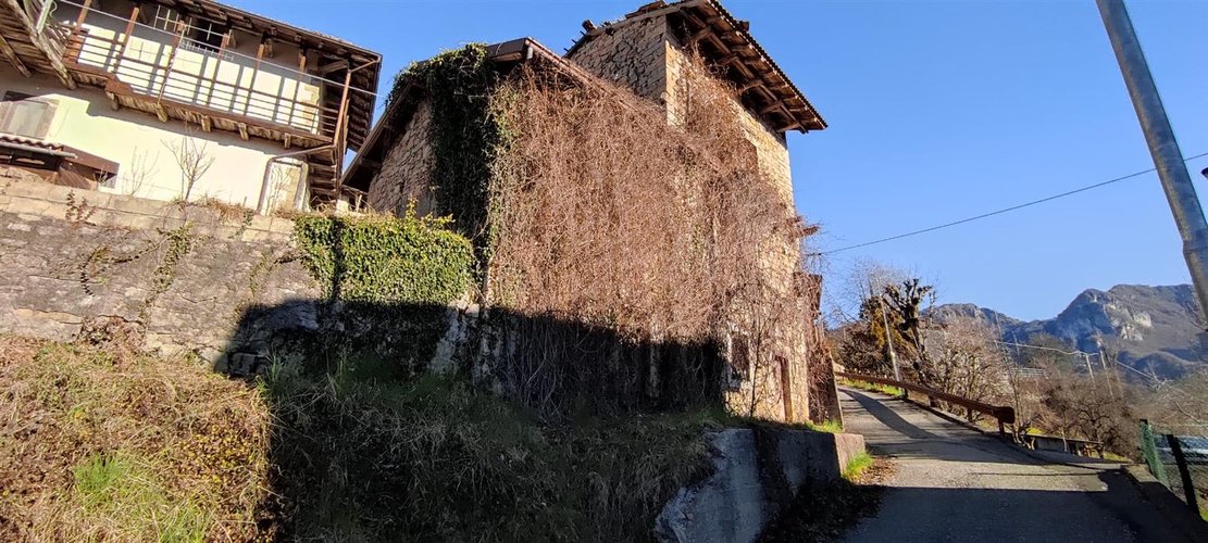 Blello porzione di rustico in piccolo borghetto montano Blello