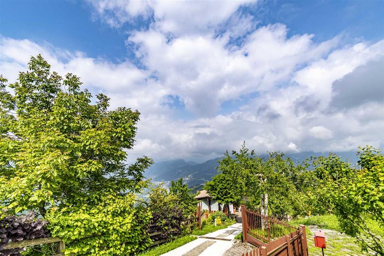 Zogno, introvabile chalet singolo con giardino privato Zogno