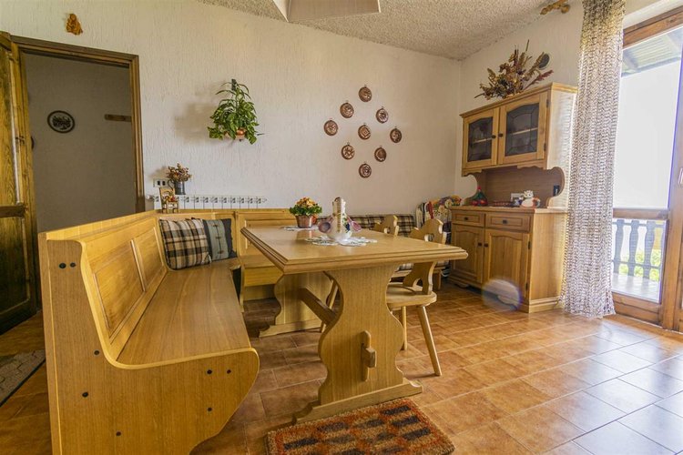 Costa Serina indipendente trilocale con balconata, camino box e arredo Costa Serina