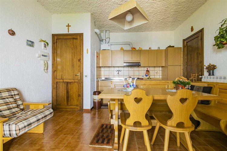 Costa Serina indipendente trilocale con balconata, camino box e arredo Costa Serina