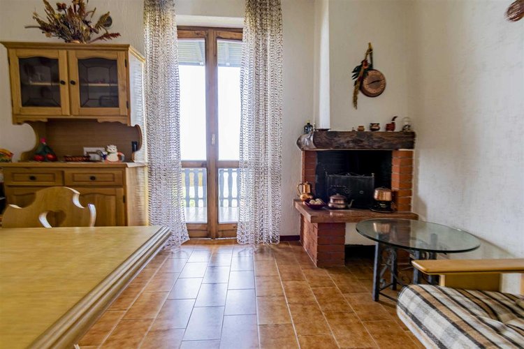 Costa Serina indipendente trilocale con balconata, camino box e arredo Costa Serina