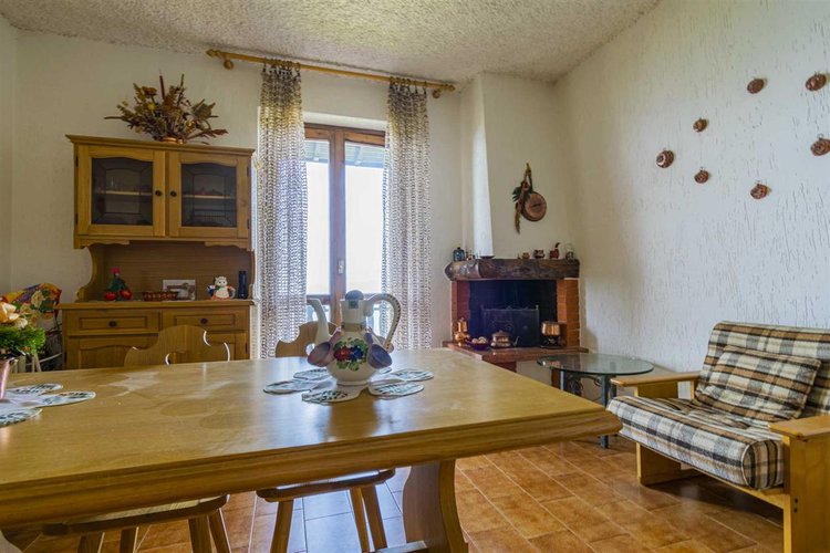 Costa Serina indipendente trilocale con balconata, camino box e arredo Costa Serina