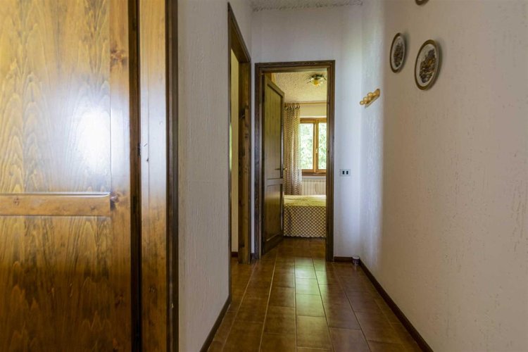 Costa Serina indipendente trilocale con balconata, camino box e arredo Costa Serina