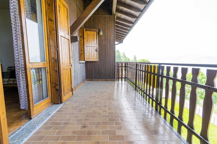 Costa Serina indipendente trilocale con balconata, camino box e arredo Costa Serina